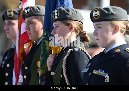 Mitglieder des Junior ROTC-Programms der Spaulding High School (Barre, VT) bei einem Veterans Day Observance in Barre, VT, USA. Stockfoto