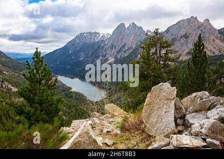 Els Encantats floss in Estany de Sant Maurici in Espot in Spanien Stockfoto