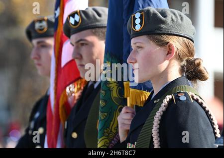 Mitglieder des Junior ROTC-Programms der Spaulding High School (Barre, VT) bei einem Veterans Day Observance in Barre, VT, USA. Stockfoto