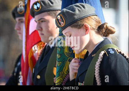 Mitglieder des Junior ROTC-Programms der Spaulding High School (Barre, VT) bei einem Veterans Day Observance in Barre, VT, USA. Stockfoto