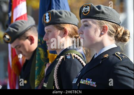 Mitglieder des Junior ROTC-Programms der Spaulding High School (Barre, VT) bei einem Veterans Day Observance in Barre, VT, USA. Stockfoto