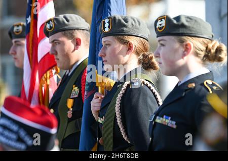 Mitglieder des Junior ROTC-Programms der Spaulding High School (Barre, VT) bei einem Veterans Day Observance in Barre, VT, USA. Stockfoto