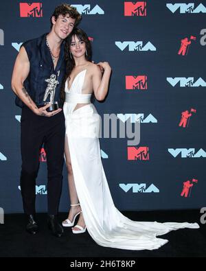 Newark, Usa. November 2021. (DATEI) Camila Cabello und Shawn Mendes Split nach 2 Jahren Dating. NEWARK, NEW JERSEY, USA - 26. AUGUST: Sängerin Shawn Mendes und Freundin/Sängerin Camila Cabello in einem Balmain-Kleid, Jimmy Choo-Schuhe, Amwaj-Ohrringe und Djula-Ringe, Gewinner der besten Zusammenarbeit, Pose im Presseraum während der MTV Video Music Awards 2019, die am 26. August 2019 im Prudential Center in Newark, New Jersey, USA, abgehalten wurden. (Foto: Xavier Collin/Image Press Agency/Sipa USA) Quelle: SIPA USA/Alamy Live News Stockfoto