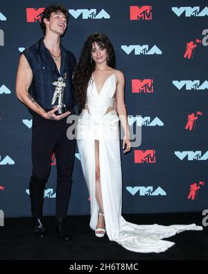 Newark, Usa. November 2021. (DATEI) Camila Cabello und Shawn Mendes Split nach 2 Jahren Dating. NEWARK, NEW JERSEY, USA - 26. AUGUST: Sängerin Shawn Mendes und Freundin/Sängerin Camila Cabello in einem Balmain-Kleid, Jimmy Choo-Schuhe, Amwaj-Ohrringe und Djula-Ringe, Gewinner der besten Zusammenarbeit, Pose im Presseraum während der MTV Video Music Awards 2019, die am 26. August 2019 im Prudential Center in Newark, New Jersey, USA, abgehalten wurden. (Foto: Xavier Collin/Image Press Agency/Sipa USA) Quelle: SIPA USA/Alamy Live News Stockfoto