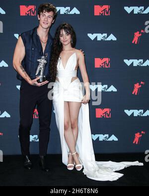 Newark, Usa. November 2021. (DATEI) Camila Cabello und Shawn Mendes Split nach 2 Jahren Dating. NEWARK, NEW JERSEY, USA - 26. AUGUST: Sängerin Shawn Mendes und Freundin/Sängerin Camila Cabello in einem Balmain-Kleid, Jimmy Choo-Schuhe, Amwaj-Ohrringe und Djula-Ringe, Gewinner der besten Zusammenarbeit, Pose im Presseraum während der MTV Video Music Awards 2019, die am 26. August 2019 im Prudential Center in Newark, New Jersey, USA, abgehalten wurden. (Foto: Xavier Collin/Image Press Agency/Sipa USA) Quelle: SIPA USA/Alamy Live News Stockfoto