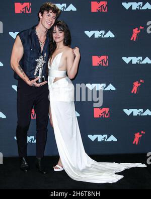 Newark, Usa. November 2021. (DATEI) Camila Cabello und Shawn Mendes Split nach 2 Jahren Dating. NEWARK, NEW JERSEY, USA - 26. AUGUST: Sängerin Shawn Mendes und Freundin/Sängerin Camila Cabello in einem Balmain-Kleid, Jimmy Choo-Schuhe, Amwaj-Ohrringe und Djula-Ringe, Gewinner der besten Zusammenarbeit, Pose im Presseraum während der MTV Video Music Awards 2019, die am 26. August 2019 im Prudential Center in Newark, New Jersey, USA, abgehalten wurden. (Foto: Xavier Collin/Image Press Agency/Sipa USA) Quelle: SIPA USA/Alamy Live News Stockfoto