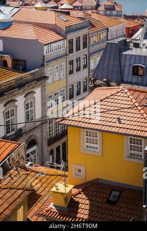 Blick über die Dächer der traditionellen Behausungen von Porto vom Belvedere von Vitoria, Portugal Stockfoto