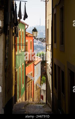 Traditionelle malerische Gasse in der Stadt Porto, Portugal Stockfoto