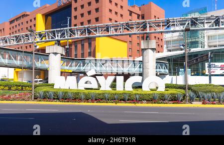 Mexiko-Stadt, Mexiko, 22. September 2021: Mexiko-Stadt Benito Juarez International Airport Terminal während einer Hochsaison. Stockfoto