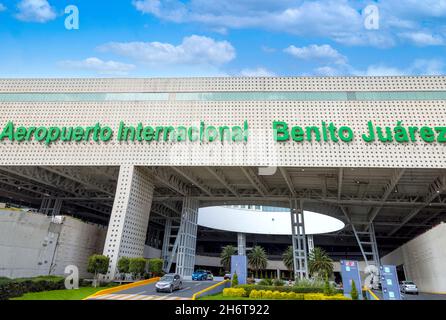 Mexiko-Stadt, Mexiko, 22. September 2021: Mexiko-Stadt Benito Juarez International Airport Terminal während einer Hochsaison. Stockfoto