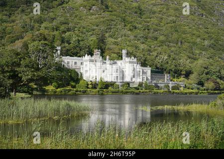 Wunderschöne Aufnahme der historischen Kylemore Abbey & Victorian Walled Garden, Irland Stockfoto