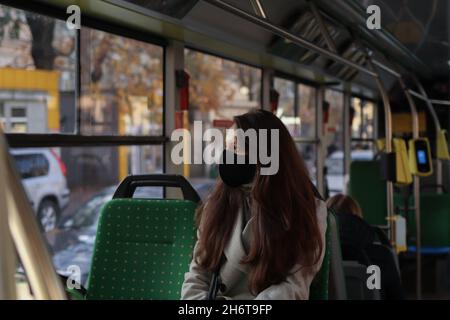 Europäische Passagierin mit Gesichtsmaske bei Busreisen Stockfoto