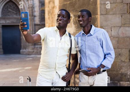 afroamerikanische Touristen, die Selfie auf dem Handy auf der Straße machen Stockfoto