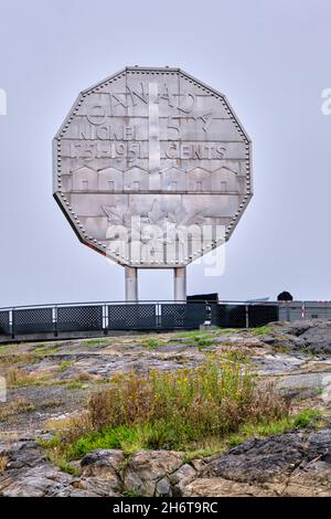 Die größte Münze der Welt, die Big Nickel, ist eine Nachbildung eines kanadischen Nickels aus dem Jahr 1951 in Sudbury, Ontario, Kanada, einem weltweit führenden Unternehmen im Nickelbergbau. Stockfoto