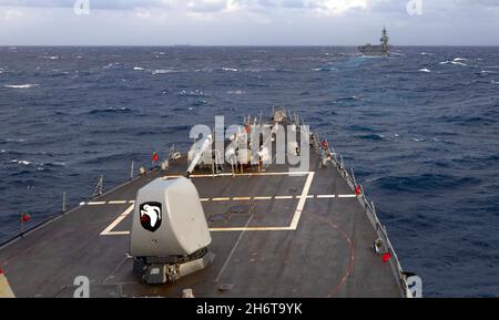 SÜDCHINESISCHES MEER (NOV 16, 2021) der Lenkrakenzerstörer USS Milius (DDG 69) der Arleigh Burke-Klasse führt eine bilaterale Übung mit japanischen Schiffen durch. Milius ist Kommandant der Task Force (CTF) 71/Destroyer Squadron (DESRON) 15, der größten vorwärtseingesetzten DESRON der Marine und der wichtigsten Surface Force der US-Flotte der 7. Flotte. (USA Navy Foto von Mass Communication Specialist Seaman Apprentice RuKiyah Mack). Stockfoto