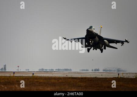 Eine F-16 Kampffalke aus dem 80. Jagdgeschwader bereitet sich auf die Landung auf der Start- und Landebahn vom Kunstan Air Base, Republik Korea, 4. November 2021 vor. Im September 1981 wurden die 80. Und ihre Schwester, die 35. Jagdgeschwader, die ersten Einheiten in Übersee, die zum F-16 Fighting Falcon überführten. (USA Foto der Luftwaffe von Staff Sgt. Mya M. Crosby) Stockfoto