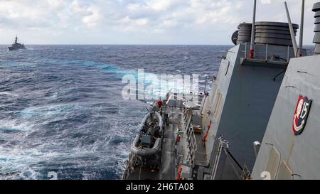 SÜDCHINESISCHES MEER (NOV 16, 2021) der Lenkrakenzerstörer USS Milius (DDG 69) der Arleigh Burke-Klasse führt eine bilaterale Übung mit japanischen Schiffen durch. Milius ist Kommandant der Task Force (CTF) 71/Destroyer Squadron (DESRON) 15, der größten vorwärtseingesetzten DESRON der Marine und der wichtigsten Surface Force der US-Flotte der 7. Flotte. (USA Navy Foto von Mass Communication Specialist Seaman Apprentice RuKiyah Mack). Stockfoto