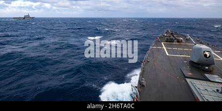 SÜDCHINESISCHES MEER (NOV 16, 2021) der Lenkrakenzerstörer USS Milius (DDG 69) der Arleigh Burke-Klasse führt eine bilaterale Übung mit japanischen Schiffen durch. Milius ist Kommandant der Task Force (CTF) 71/Destroyer Squadron (DESRON) 15, der größten vorwärtseingesetzten DESRON der Marine und der wichtigsten Surface Force der US-Flotte der 7. Flotte. (USA Navy Foto von Mass Communication Specialist Seaman Apprentice RuKiyah Mack). Stockfoto