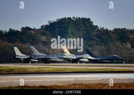 F-16 Fighting Falcons der 8. Einsatzgruppe sitzen am Ende der Startbahn auf dem Kunstan Air Base, Republik Korea, 4. November 2021. Die 8th Operations Group besteht aus zwei Einheiten - dem 35. Und 80. Jagdgeschwader. (USA Foto der Luftwaffe von Staff Sgt. Mya M. Crosby) Stockfoto