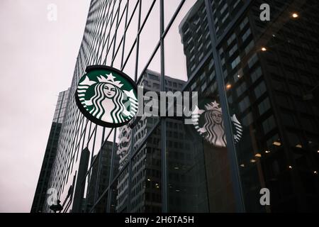 Ottawa, Ontario, Kanada - 14. November 2021: Das Siren-Logo für Starbucks (NASDAQ: SBUX) auf der Außenseite eines Bürogebäudes in der Innenstadt von Ottawa. Stockfoto