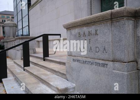 Ottawa, Ontario, Kanada - 14. November 2021: Ein Zeichen für und steinigen Schritte zum Hauptsitz der Bank of Canada in der Wellington Street 234 in Ottawa. Stockfoto