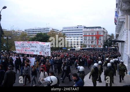 Athen, Attiki, Griechenland. November 2021. Während des traditionellen marsches zur amerikanischen Botschaft zum "Aufstand" der Polytechnischen, gegen das Regime der Oberstjunta, der im November 1973 in Griechenland stattfand. (Bild: © Dimitrios Karvountzis/Pacific Press via ZUMA Press Wire) Stockfoto