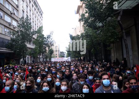 Athen, Attiki, Griechenland. November 2021. Während des traditionellen marsches zur amerikanischen Botschaft zum "Aufstand" der Polytechnischen, gegen das Regime der Oberstjunta, der im November 1973 in Griechenland stattfand. (Bild: © Dimitrios Karvountzis/Pacific Press via ZUMA Press Wire) Stockfoto