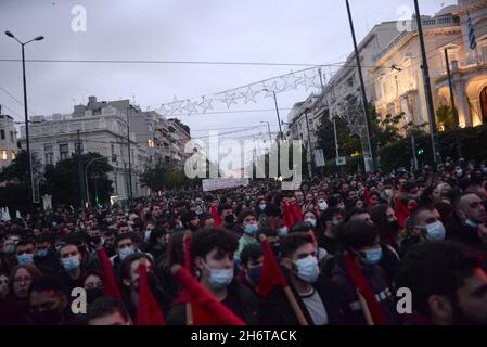 Athen, Attiki, Griechenland. November 2021. Während des traditionellen marsches zur amerikanischen Botschaft zum "Aufstand" der Polytechnischen, gegen das Regime der Oberstjunta, der im November 1973 in Griechenland stattfand. (Bild: © Dimitrios Karvountzis/Pacific Press via ZUMA Press Wire) Stockfoto