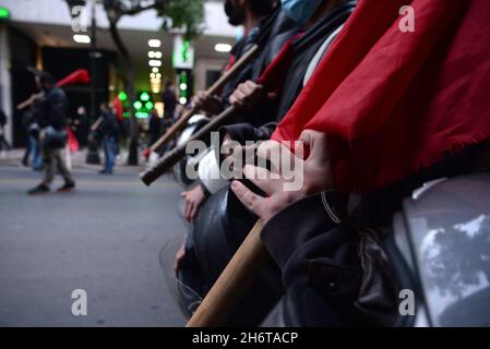 Athen, Attiki, Griechenland. November 2021. Während des traditionellen marsches zur amerikanischen Botschaft zum "Aufstand" der Polytechnischen, gegen das Regime der Oberstjunta, der im November 1973 in Griechenland stattfand. (Bild: © Dimitrios Karvountzis/Pacific Press via ZUMA Press Wire) Stockfoto