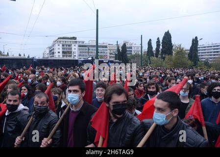 Athen, Attiki, Griechenland. November 2021. Während des traditionellen marsches zur amerikanischen Botschaft zum "Aufstand" der Polytechnischen, gegen das Regime der Oberstjunta, der im November 1973 in Griechenland stattfand. (Bild: © Dimitrios Karvountzis/Pacific Press via ZUMA Press Wire) Stockfoto