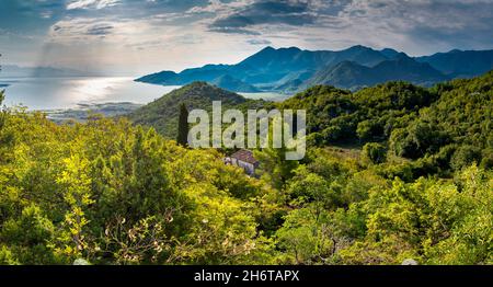 Spiegelung der Morgensonne auf dem größten See Südeuropas, nahe der Grenze zu Albanien, am frühen Morgen. Stockfoto