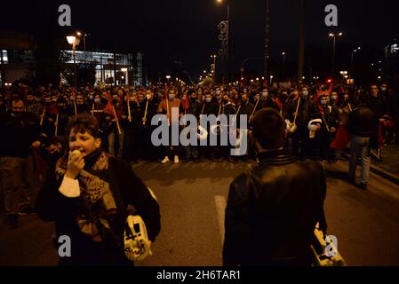 Athen, Attiki, Griechenland. November 2021. Während des traditionellen marsches zur amerikanischen Botschaft zum "Aufstand" der Polytechnischen, gegen das Regime der Oberstjunta, der im November 1973 in Griechenland stattfand. (Bild: © Dimitrios Karvountzis/Pacific Press via ZUMA Press Wire) Stockfoto