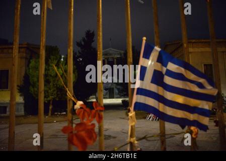 Athen, Attiki, Griechenland. November 2021. Griechische Flagge und Blumen am Eingang der Nationalen Technischen Universität von Athen, die am 17. November 1973 vom Panzer der Armee niedergeschlagen wurde. (Bild: © Dimitrios Karvountzis/Pacific Press via ZUMA Press Wire) Stockfoto