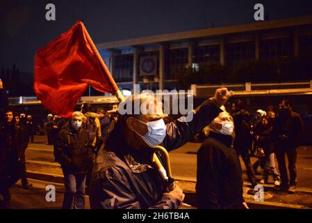 Athen, Attiki, Griechenland. November 2021. Während des traditionellen marsches zur amerikanischen Botschaft zum "Aufstand" der Polytechnischen, gegen das Regime der Oberstjunta, der im November 1973 in Griechenland stattfand. (Bild: © Dimitrios Karvountzis/Pacific Press via ZUMA Press Wire) Stockfoto