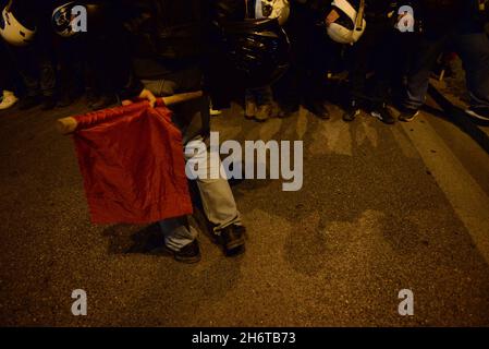 Athen, Attiki, Griechenland. November 2021. Während des traditionellen marsches zur amerikanischen Botschaft zum "Aufstand" der Polytechnischen, gegen das Regime der Oberstjunta, der im November 1973 in Griechenland stattfand. (Bild: © Dimitrios Karvountzis/Pacific Press via ZUMA Press Wire) Stockfoto