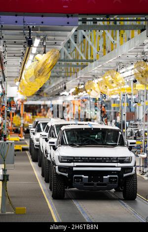 Detroit, Michigan, USA. November 2021. Hummer EV-Fahrzeuge bei der Eröffnung der General Motors Factory ZERO, wo Präsident Biden einige Bemerkungen machte. (Bild: © Dominick Sokotoff/ZUMA Press Wire) Stockfoto