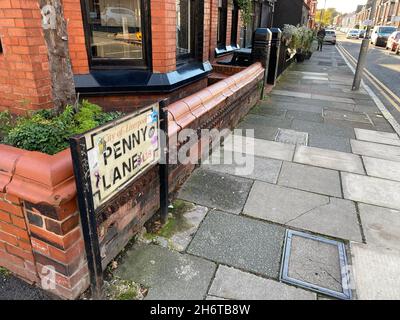 Liverpool, Großbritannien. November 2021. Das Straßenschild zur Penny Lane, weltberühmt durch ein Beatles-Lied. Mehr als 50 Jahre nach dem Aufbruch der Beatles würdigt ein neuer Studiengang in ihrer Heimatstadt Liverpool den immensen Einfluss der weltberühmten Musikgruppe auf Kultur und Gesellschaft. (To dpa: 'New Beatles study course: 'Fab Four changed culture') Credit: Benedikt von Imhoff/dpa/Alamy Live News Stockfoto