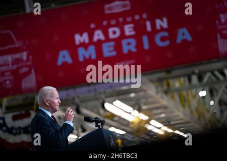 Detroit, Michigan, USA. November 2021. Präsident JOE BIDEN hielt bei der Eröffnung der General Motors Factory ZERO Bemerkungen zum parteiübergreifenden Infrastrukturgesetz und zur Zukunft von Elektrofahrzeugen. (Bild: © Dominick Sokotoff/ZUMA Press Wire) Stockfoto