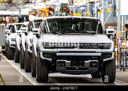 Detroit, Michigan, USA. November 2021. Hummer EV-Fahrzeuge bei der Eröffnung der General Motors Factory ZERO, wo Präsident Biden einige Bemerkungen machte. (Bild: © Dominick Sokotoff/ZUMA Press Wire) Stockfoto