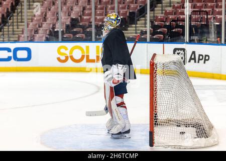 Sunrise, USA. November 2021. 72 Sergei Bobrovsky während des Florida Panthers Training Day vor dem Spiel zwischen Florida Panthers und New Jersey Devils am 17. November 2021 bei Sunrise, Florida, USA (Foto von Yaroslav Sabitov/YES Market Media/Sipa USA) Credit: SIPA USA/Alamy Live News Stockfoto