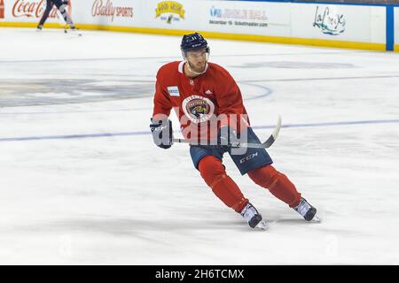 Sunrise, USA. November 2021. 11 Jonathan Huberdeau (A) während des Florida Panthers Training Day vor dem Spiel zwischen Florida Panthers und New Jersey Devils am 17. November 2021 bei Sunrise, Florida, USA (Foto von Yaroslav Sabitov/YES Market Media/Sipa USA) Kredit: SIPA USA/Alamy Live News Stockfoto