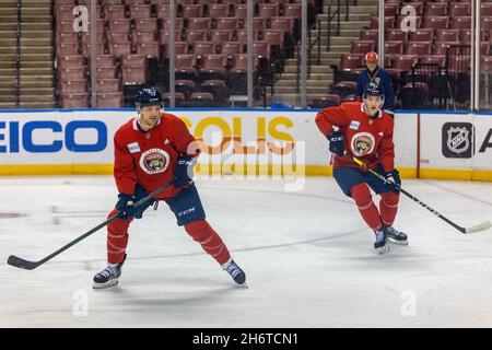 Sunrise, USA. November 2021. 13 Sam Reinhart, 15 Anton Lundell während des Florida Panthers Training Day vor dem Spiel zwischen Florida Panthers und New Jersey Devils am 17. November 2021 bei Sunrise, Florida, USA (Foto von Yaroslav Sabitov/YES Market Media/Sipa USA) Kredit: SIPA USA/Alamy Live News Stockfoto