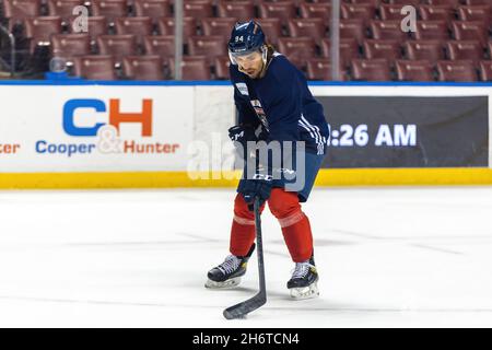 Sunrise, USA. November 2021. 94 Ryan Lomberg während des Florida Panthers Training Day vor dem Spiel zwischen Florida Panthers und New Jersey Devils am 17. November 2021 bei Sunrise, Florida, USA (Foto von Yaroslav Sabitov/YES Market Media/Sipa USA) Kredit: SIPA USA/Alamy Live News Stockfoto