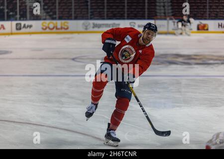 Sunrise, USA. November 2021. 44 Kevin Connauton während des Florida Panthers Training Day vor dem Spiel zwischen Florida Panthers und New Jersey Devils am 17. November 2021 bei Sunrise, Florida, USA (Foto von Yaroslav Sabitov/YES Market Media/Sipa USA) Kredit: SIPA USA/Alamy Live News Stockfoto