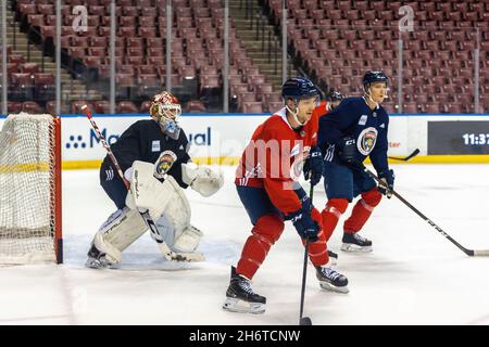 Sunrise, USA. November 2021. 72 Sergei Bobrovsky, 13 Sam Reinhart während des Florida Panthers Training Day vor dem Spiel zwischen Florida Panthers und New Jersey Devils am 17. November 2021 bei Sunrise, Florida, USA (Foto von Yaroslav Sabitov/YES Market Media/Sipa USA) Kredit: SIPA USA/Alamy Live News Stockfoto