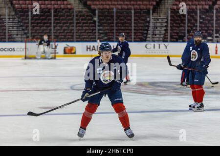 Sunrise, USA. November 2021. 74 Owen Tippett während des Florida Panthers Training Day vor dem Spiel zwischen Florida Panthers und New Jersey Devils am 17. November 2021 bei Sunrise, Florida, USA (Foto von Yaroslav Sabitov/YES Market Media/Sipa USA) Kredit: SIPA USA/Alamy Live News Stockfoto