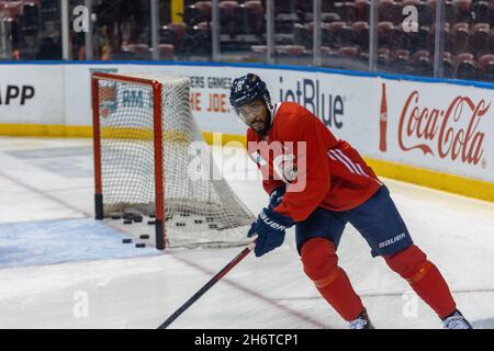 Sunrise, USA. November 2021. 10 Anthony Duclair während des Florida Panthers Training Day vor dem Spiel zwischen Florida Panthers und New Jersey Devils am 17. November 2021 bei Sunrise, Florida, USA (Foto von Yaroslav Sabitov/YES Market Media/Sipa USA) Kredit: SIPA USA/Alamy Live News Stockfoto