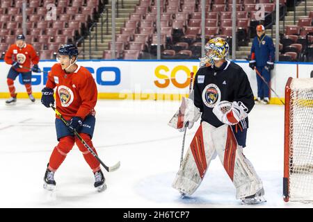 Sunrise, USA. November 2021. 13 Sam Reinhart, 72 Sergei Bobrovsky während des Florida Panthers Training Day vor dem Spiel zwischen Florida Panthers und New Jersey Devils am 17. November 2021 bei Sunrise, Florida, USA (Foto von Yaroslav Sabitov/YES Market Media/Sipa USA) Kredit: SIPA USA/Alamy Live News Stockfoto