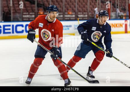 Sunrise, USA. November 2021. 15 Anton Lundell, 9 Sam Bennett während des Florida Panthers Training Day vor dem Spiel zwischen Florida Panthers und New Jersey Devils am 17. November 2021 bei Sunrise, Florida, USA (Foto von Yaroslav Sabitov/YES Market Media/Sipa USA) Kredit: SIPA USA/Alamy Live News Stockfoto