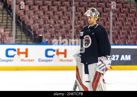 Sunrise, USA. November 2021. 72 Sergei Bobrovsky während des Florida Panthers Training Day vor dem Spiel zwischen Florida Panthers und New Jersey Devils am 17. November 2021 bei Sunrise, Florida, USA (Foto von Yaroslav Sabitov/YES Market Media/Sipa USA) Credit: SIPA USA/Alamy Live News Stockfoto